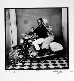Toute la famille à moto. Fotografía b & n. 50x40 cm. 1962